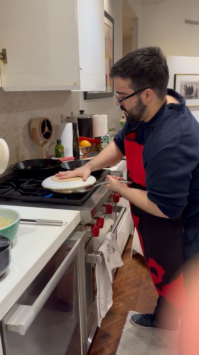 El Chef Alejandro Martinez Sanchez, cooking